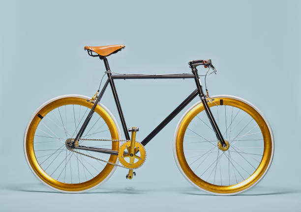 bicicletta in nero e oro alla moda - racing bicycle bicycle cycling yellow foto e immagini stock