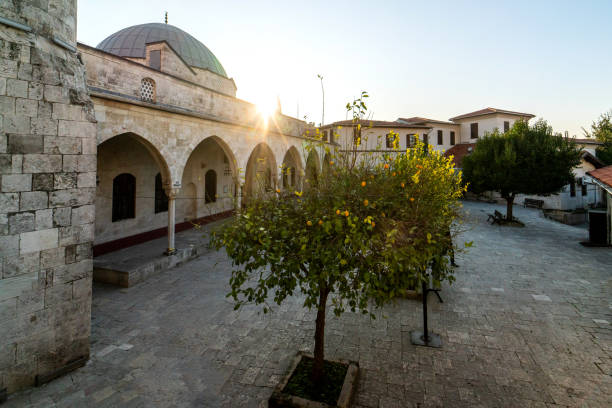 mesquita habibi neccar, a primeira mesquita na anatólia, local do evento descrito em surat yasin, no alcorão, a pessoa descrita em habibi neccar e na tumba dos 3 apóstolos do profeta jesus. - antakya - fotografias e filmes do acervo