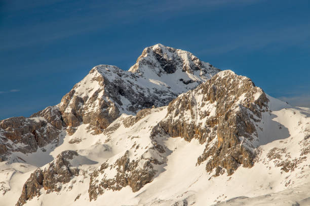 montanha triglav coberta de neve - bohinj - fotografias e filmes do acervo