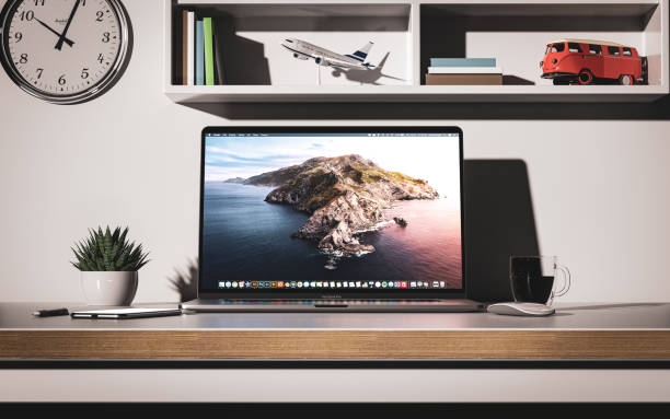 macbook pro 16 дюймов с сенсорной панелью спереди - macbook стоковые фото и изображения