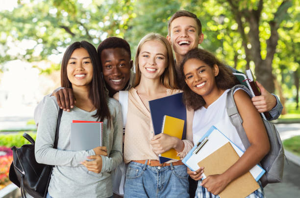 grupo de estudiantes internacionales divirtiéndose después de estudiar - college girl fotografías e imágenes de stock