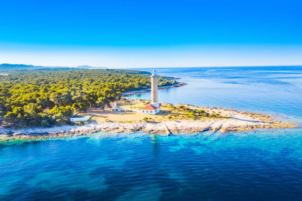 croacia, costa adriática, vista aérea del faro de veli rat en la isla de dugi otok - morning croatia blue sea fotografías e imágenes de stock