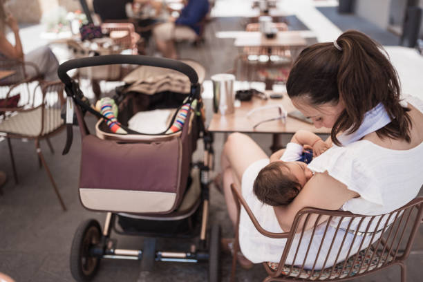 publiczne karmienie piersią - baby toddler young women outdoors zdjęcia i obrazy z banku zdjęć