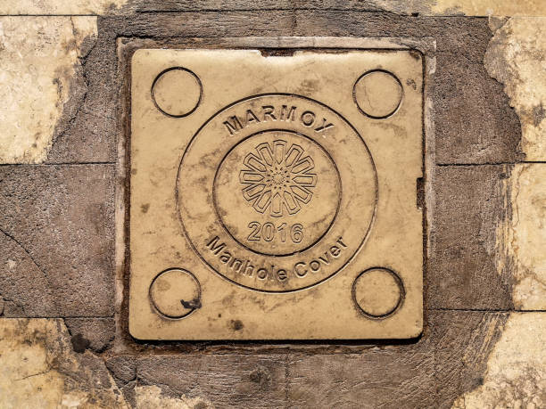marmox manhole cover 2016 teken op de stoep in sharm el sheikh - iron sheik stockfoto's en -beelden
