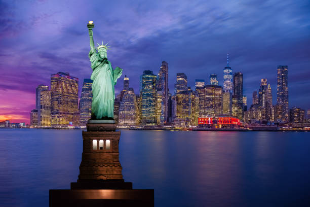 statua della libertà e new york city skyline con manhattan financial district e world trade center al tramonto. - dramatic sky manhattan moody sky new york city foto e immagini stock