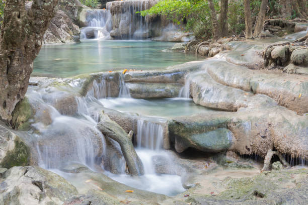 cachoeira erawan - erawan falls fotos - fotografias e filmes do acervo