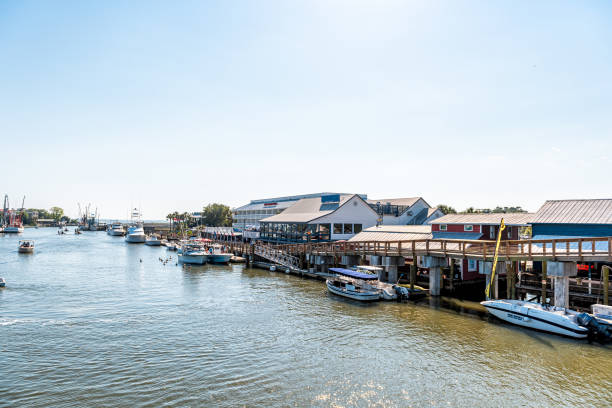 charleston south carolina con restaurantes frente al mar en barcos de la bahía de shem creek - beach house villa bar fotografías e imágenes de stock