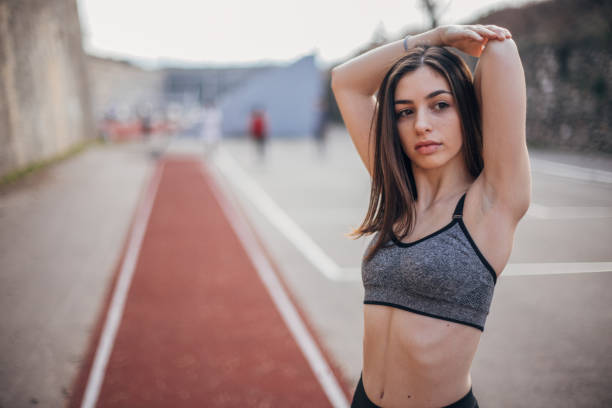 una giovane adolescente che si allunga - track and field athlete women vitality speed foto e immagini stock