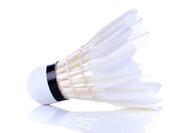 シャトルコックは、白い背景に隔離されたバドミントンスポーツで使用される強力なプラスチック製で作られています。 - badminton racket isolated white ストックフォトと画像