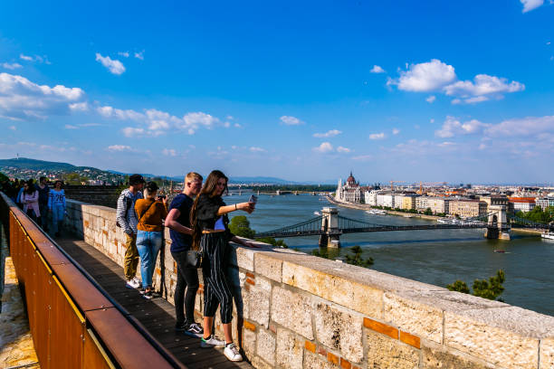 punto de vista de budapest - budapest chain bridge panoramic hungary fotografías e imágenes de stock