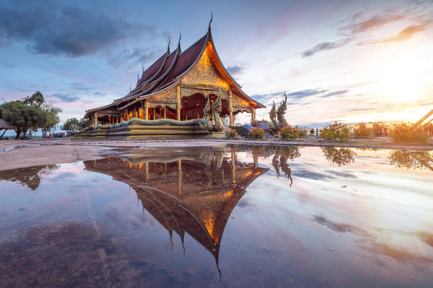 wat sirindhorn wararam at night ubon ratchathani at thailand - gold pagoda temple synagogue imagens e fotografias de stock