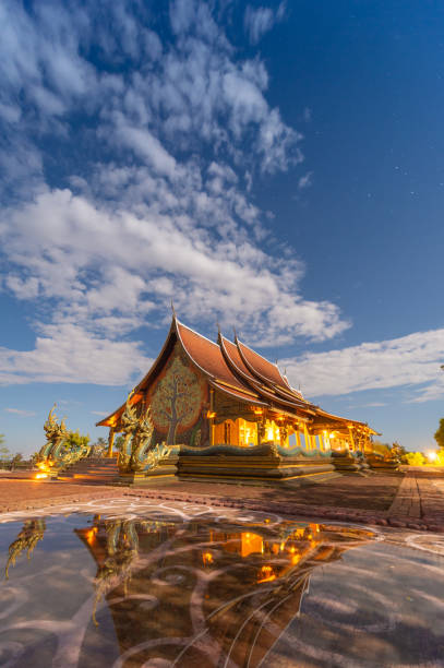 wat sirindhorn wararam at night ubon ratchathani at thailand - gold pagoda temple synagogue imagens e fotografias de stock