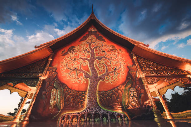 wat sirindhorn wararam at night ubon ratchathani at thailand - gold pagoda temple synagogue imagens e fotografias de stock