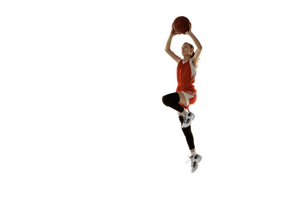 junge kaukasische basketballspielerin vor weißem studiohintergrund - basketball slam dunk basketball hoop sport stock-fotos und bilder