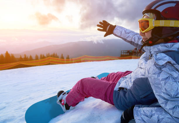 dziewczyna z snowboardem w zaśnieżonych górach - skiing snow ski slope sunlight zdjęcia i obrazy z banku zdjęć