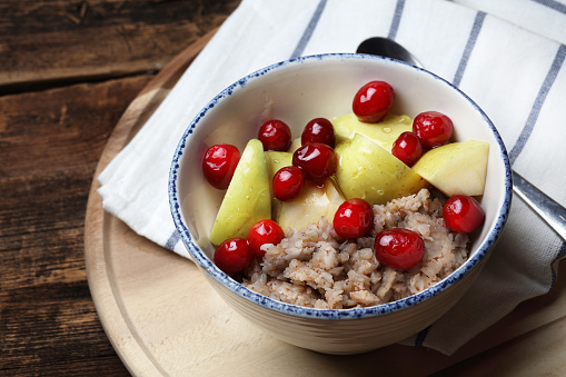 Buckwheat porridge with apples, cranberries and honey