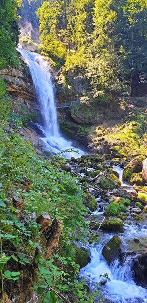 kaskaden des giessbachwasserfalls bei brienz, berner oberland. schweiz. - brienz mountain landscape lake stock-fotos und bilder