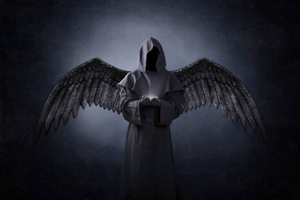 karanlıkta ellerde ruhu ile ölüm meleği - morbid angel stok fotoğraflar ve resimler