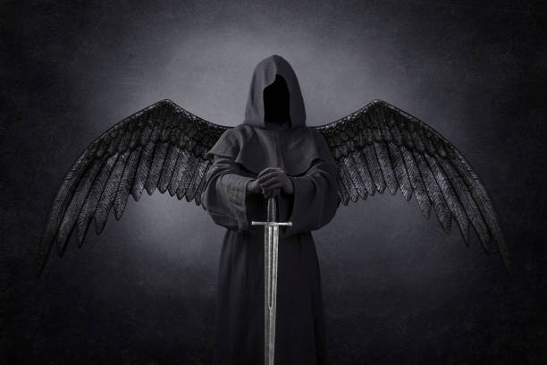 karanlıkta ortaçağ kılıcı ile karanlık melek - morbid angel stok fotoğraflar ve resimler