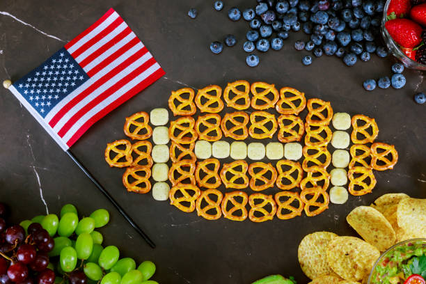 lanches fora para o super bowl americano assistindo festa top view - american football football food snack - fotografias e filmes do acervo