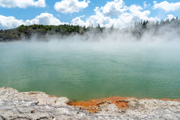 la hermosa piscina de champán en wai-o-tapu, nueva zelanda - new zealand geyser champagne park fotografías e imágenes de stock