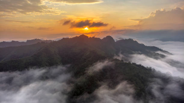 sonnenaufgang von sungai lembing, malaysia. - sky dramatic sky cloudscape passion stock-fotos und bilder