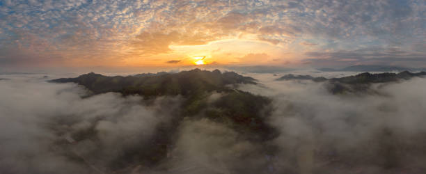 sonnenaufgang von sungai lembing, malaysia. - sky dramatic sky cloudscape passion stock-fotos und bilder