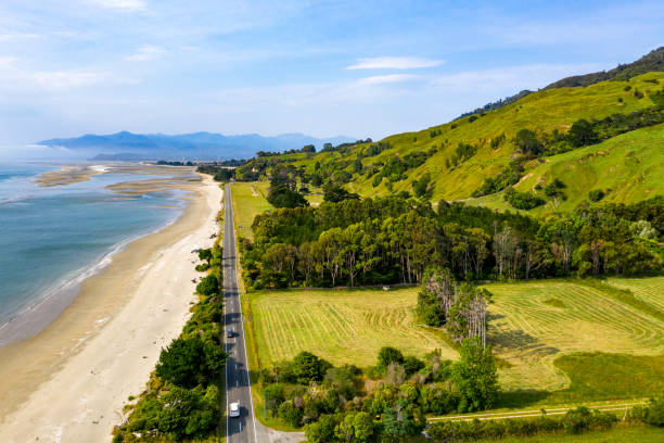 bahía dorada en puponga, isla sur, nueva zelanda - golden bay fotografías e imágenes de stock