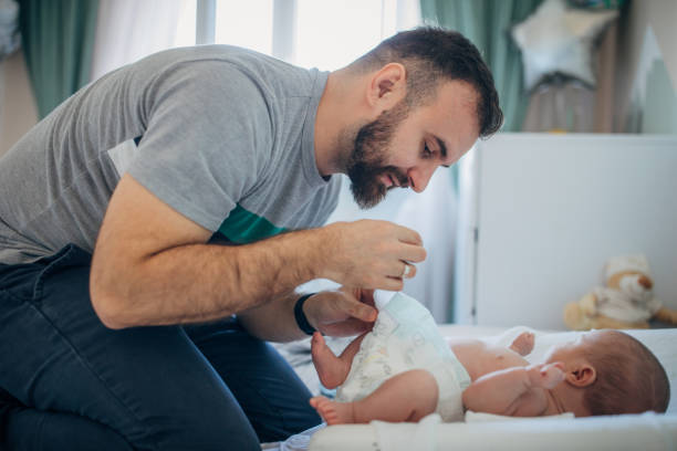 ojciec zmiana baby son pieluchy - changing diaper zdjęcia i obrazy z banku zdjęć