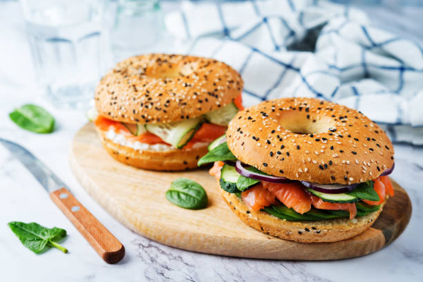 bagel de pepino de ricota de salmão defumado - bun sandwich vegetable cream cheese - fotografias e filmes do acervo