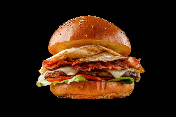 21 burger sur fond noir pour le menu. burgers noirs et blancs avec viande, esiche de poulet, salade, oeuf. - symmetry burger hamburger cheese photos et images de collection