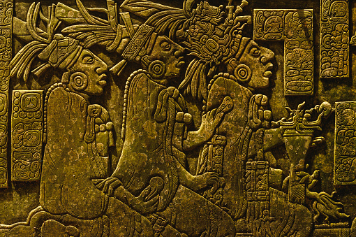 Dibujos mayas antiguos en la pared de piedra photo