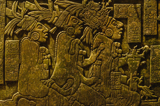 ancient mayan drawings on the stone wall - mayan pyramids imagens e fotografias de stock