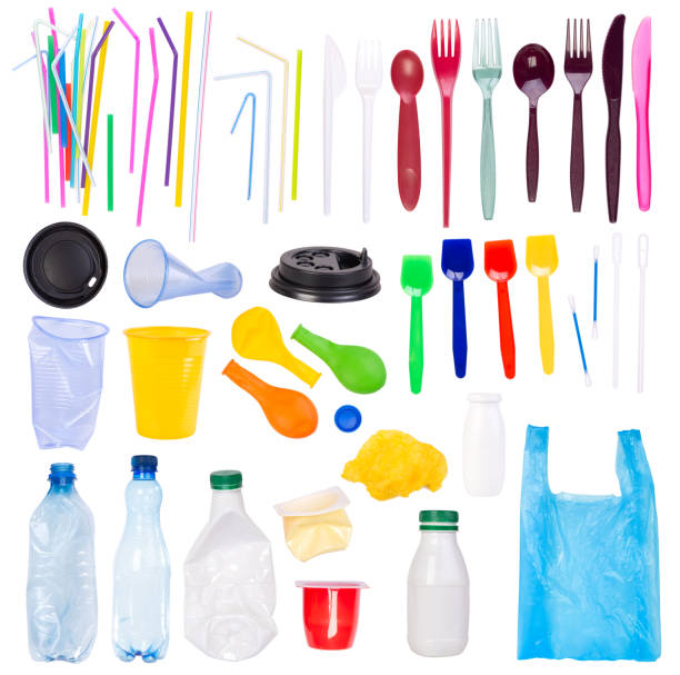 병, 컵, 포크, 숟가락 및 환경 오염을 유발하는 빨대와 같은 일회용 일회용 플라스틱 물체 - disposable 뉴스 사진 이미지