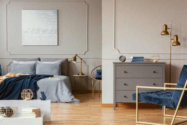 pastell blau abstrakte malerei über kingsize-bett in eleganten schlafzimmer - dresser stock-fotos und bilder