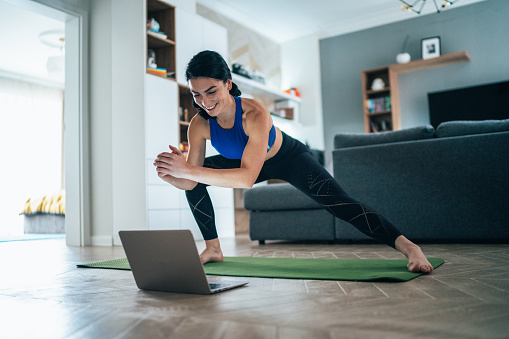 Mujer haciendo ejercicio en casa photo