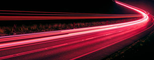 luzes de carros com noite. exposição longa - long exposure flash - fotografias e filmes do acervo