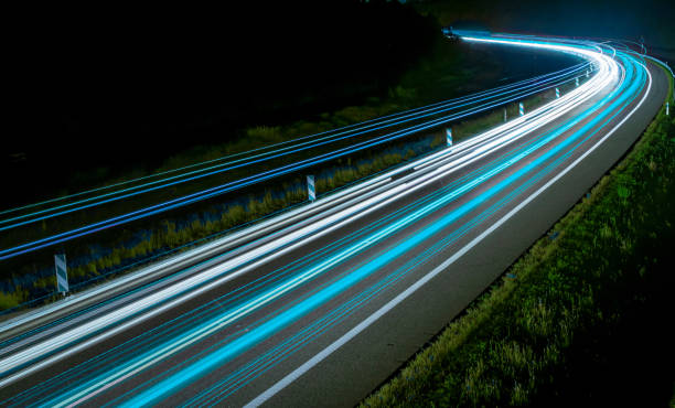 luci di auto con la notte. lunga esposizione - long vehicle flash foto e immagini stock