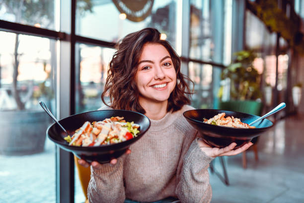 femme et son choix de salade - club de remise en forme photos et images de collection