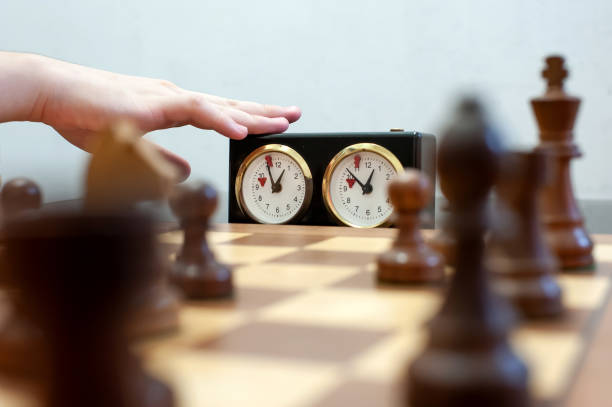 horloge d’échecs - enregistrer le dernier moment - chess skill concentration intelligence photos et images de collection