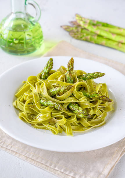 istock Spinach fettuccine with fried asparagus 1203048202