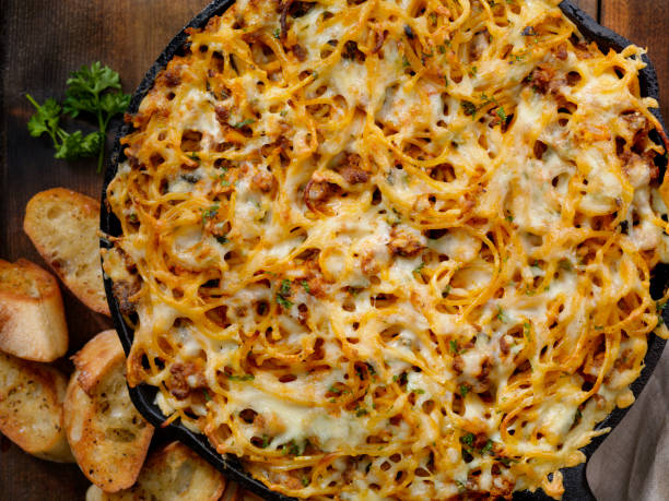 pečené špagety a hovězí koláč - baked spaghetti pasta - stock snímky, obrázky a fotky
