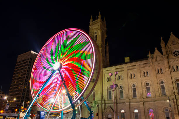 フィラデルフィアのダウンタウンを背景にメイソニック寺院を持つ市庁舎によるディルワースパークのクリスマスビレッジ観覧車 - ferris wheel wheel blurred motion amusement park ストックフォトと画像