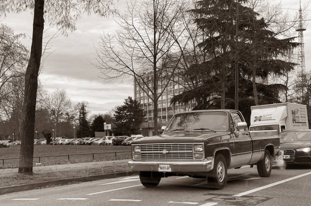 strada francese con furgone pick-up chevrolet vintage - pick up truck old car traffic foto e immagini stock