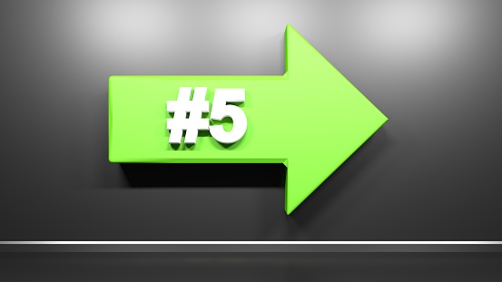 Número Cinco flecha verde en fondo negro - ilustración de representación 3D photo