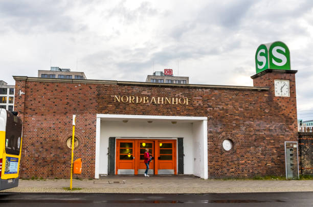 berlin s-bahn station nordbahnhof railway station in berlin, germany - clock station people berlin germany imagens e fotografias de stock