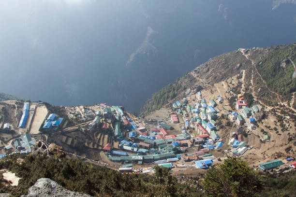 namche bazaar vue du village d'en haut. image active de voyage en plein air. - namche bazaar photos et images de collection