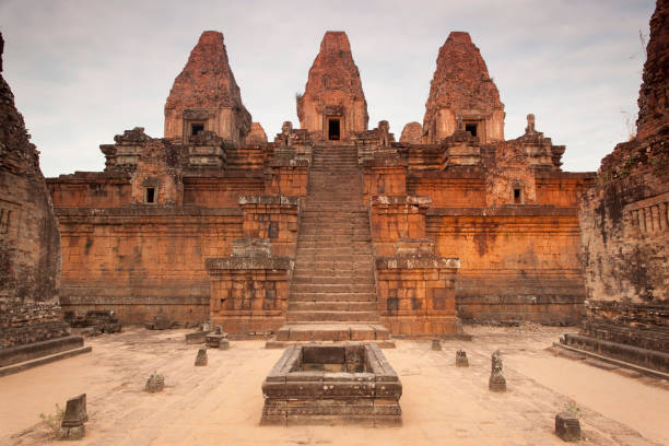 templo pré rup ao amanhecer angkor wat siem reap camboja - angkor wat buddhism cambodia tourism - fotografias e filmes do acervo
