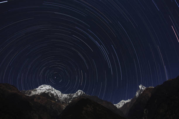 senderos estelares sobre annapurna sur, hiunchuli y machapuchare. concepto de vacaciones activas. - star trail clear sky tranquil scene circle fotografías e imágenes de stock