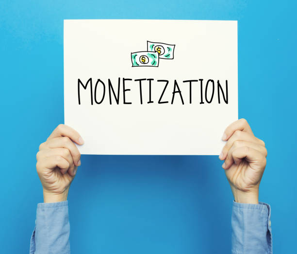 testo di monetizzazione su un poster bianco - profiting foto e immagini stock